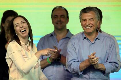 El presidente Mauricio Macri y la gobernadora María Eugenia Vidal se ríen en la sede de su campaña en Buenos Aires (22 de octubre de 2017)