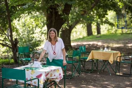 María Eugenia anota en una ficha personalizada los gustos y preferencias de sus huéspedes.