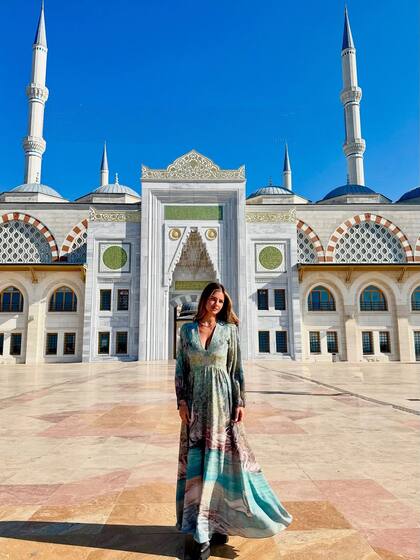 María Eugenia Suárez visitó la Mezquita Camlica