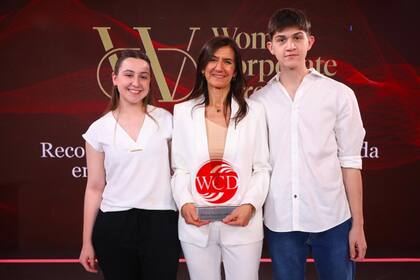 María Eugenia Tibessio, presidente de Dupont festejó el reconocimiento junto a sus dos hijos