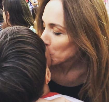 María Eugenia Vidal asistió a la graduación de Pedro (12) y se la vio muy cariñosa con su hijo.