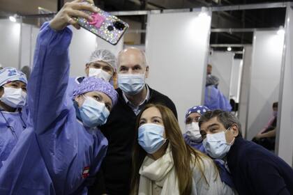 María Eugenia Vidal, Horacio Rodríguez Larreta y Fernán Quirós visitaron el vacunatorio de La Rural