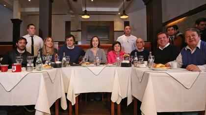 María Eugenia Vidal junto a Esteban Bullrich desayunando en Haedo