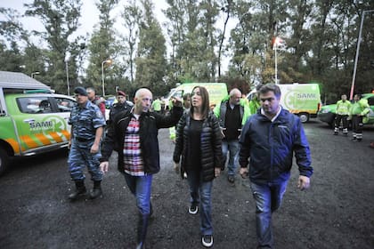 María Eugenia Vidal, junto a funcionarios visitando las localidades más afectadas por las fuertes lluvias