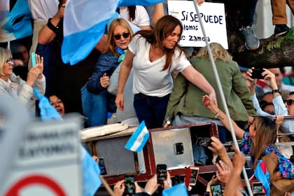 María Eugenia Vidal saluda al público en la Marcha del Millón