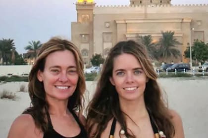 Geni junto a su madre, en Dubai; la joven había vivido varios años en el Emirato con su esposo, el arquitecto César Bustos, y sus dos hijos, César y Cala