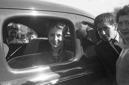 María Eva Duarte a la salida del acto en el que Perón anuncia la construcción del Hospital Ferroviario, Alberto Haylli, c. 1944