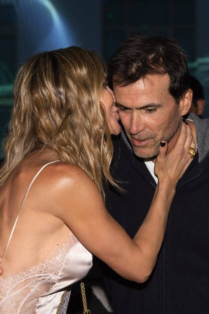 María felicitó a Adolfito cuando bajó del escenario