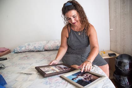 María Fernanda Araujo, con fotos de su hermano Eduardo, que combatió en Malvinas