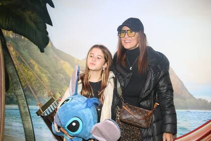 María Fernanda Callejón y Giovanna Diotto se dejaron ver muy emocionadas: hasta llevaron un enorme Stitch al evento