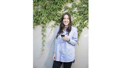 María Fernanda Fabris (Izq.), a punto de terminar un curso de cinco meses, está concentrada en el relanzamiento de su vinoteca online