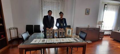 María Fernanda Silva y Martín Navarro con imágenes del proyecto “Los santitos”