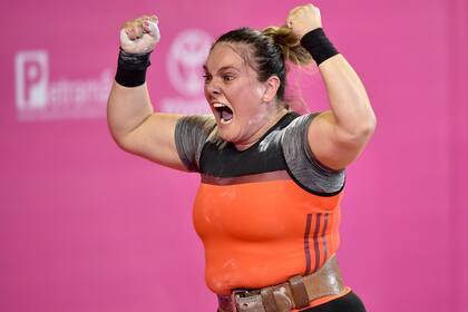 Maria Fernanda Valdes de Chile festeja luego de levantar 147 kg