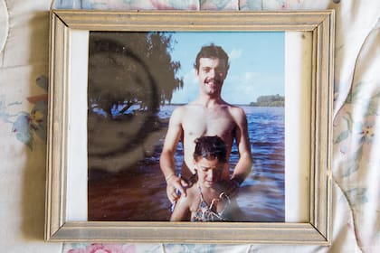 María Fernanda y su hermano en una foto de la infancia