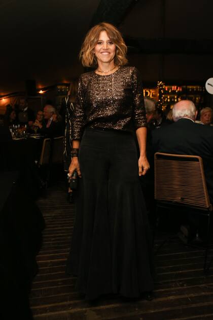 María Freytes fue la conductora del evento por el 20 aniversario de Fundación Pescar. Lució un look de Rocío G y Sofía Ferrari