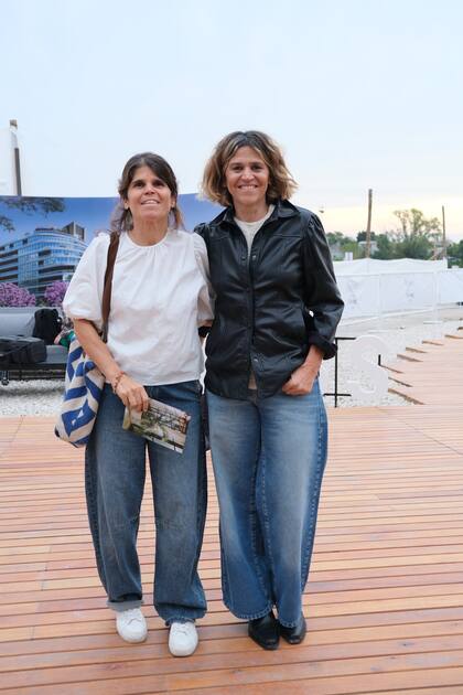 María Freytes visitó la muestra con su hermana, Damiana Freytes.
