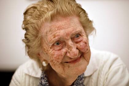 A Tuntén los años tampoco le impiden seguir con sus actividades. Se levanta temprano, desayuna y se alista para su clase de yoga