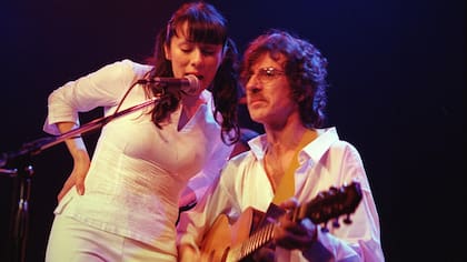 María Gabriela Epumer junto a Charly García, en 1999