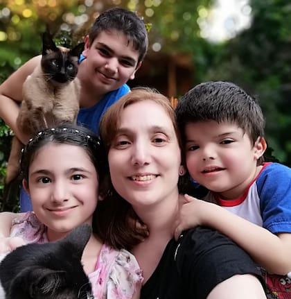 María Gabriela Sirignano junto a sus tres hijos: Ezequiel, de 14, Ailén, de 11, y Tomás, de 5