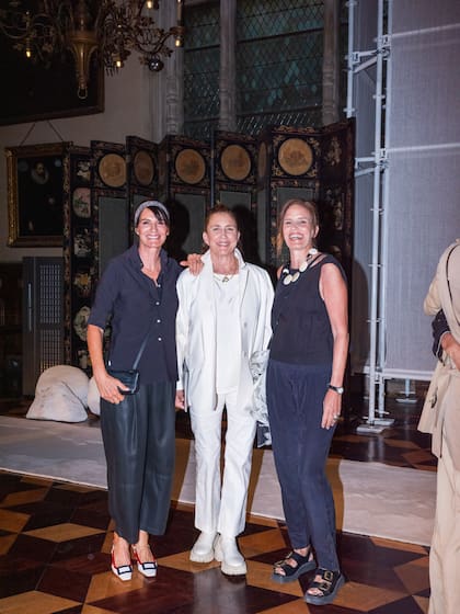 María Giménez, Laura Orcoyen, de blanco impoluto, a tono con su muestra, y su hermana Lucía Orcoyen