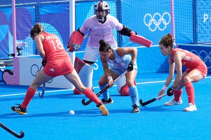 María Granatto, ante Gran Bretaña, dribleando entre las defensoras