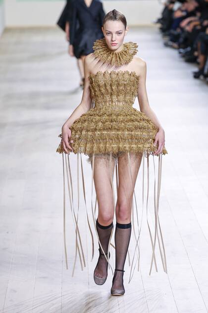 Maria Grazia Chiuri, directora de Dior, fusionó en su colección encajes, bordados y toques teatrales, con prendas que evocan cuentos de hadas, con miriñaques, tocados con plumas y detalles que suman dramatismo.