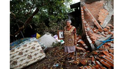María Guzmán, de 70 años, ama de casa, sobre los escombros de su casa en San Jose Platanar