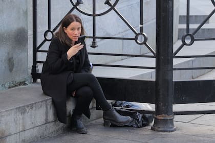 María Ibarzábal asumió hace un mes a cargo de la modernización normativa, en la foto aparece sentada en la esquina del Congreso antes de la reunión plenaria de las comisiones de Legislación General, de Presupuesto y Hacienda y de Asuntos Constitucionales, en el Senado