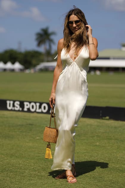 María impactó con un vestido lencero de El Camarín, que accesorizó con piezas de joyería de su firma, Rokkus, y le sumó una minibag de rafia rematada con una borla y sandalias de inspiración franciscana.