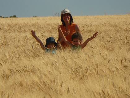 Maria Inés Di Nápoli junto a sus dos hijas hace 15 años
