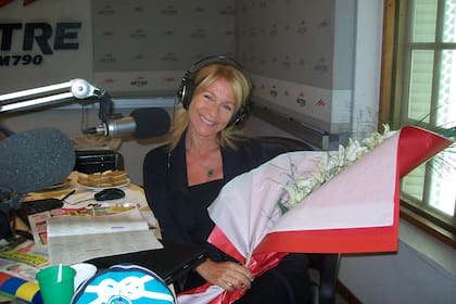 María Isabel Sánchez, la histórica locutora de Cada Mañana, recibió un enorme ramo de flores el día de su debut en Radio Mitre.