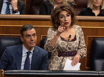 María Jesús Montero, junto a Sánchez en el Congreso