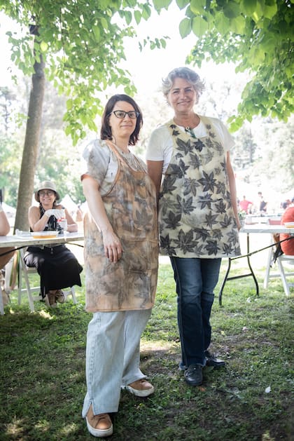 María José Angeleri dio un taller de impresión vegetal, junto con su asistente.