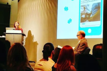 María José, presentando su tesis de maestría.