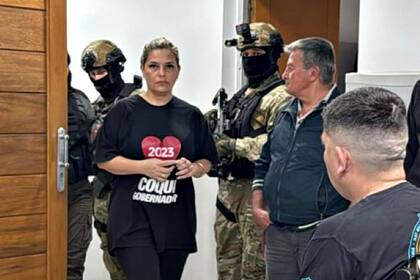 María José Reinau, durante los allanamientos, con la remera con la leyenda: "Coqui gobernador"