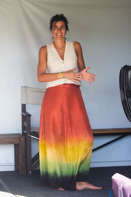 María José Vercellino, cancherísima con su colorida falda, se puso cómoda para alentar a su marido, David "Pelón" Stirling.