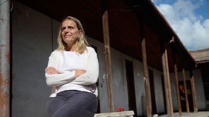 María Josefina Cerutti, frente a las ruinas de la casa grande