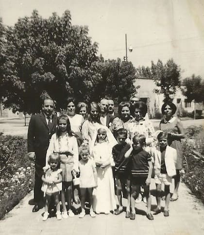 María Josefina toma la comunión; la rodea, la familia Cerutti a pleno