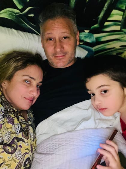 María Julia Oliván junto a su marido, Ariel Straccia, y su hijo Antonio