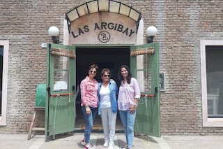 Las hermanas que volvieron a su pueblo y abrieron un restó de campo en el que cocina su mamá