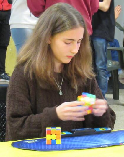 María Julieta Díaz, de La Plata, en el Santa Fe Open 2022 Cubo Mágico Rubik, alcanzó el récord femenino en su primer torneo en la Navidad pasada