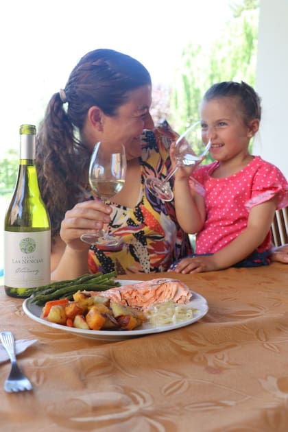 María junto a su hija Catalina de 5 años. El vino es parte de la cultura familiar.
