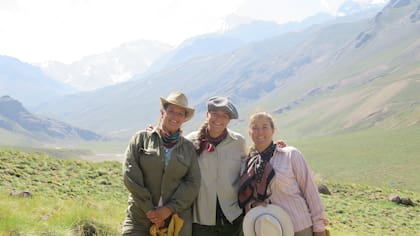 María, junto a sus hermanas Mariana y Federica, en el Valle de Las Nencias. Cada año van allí a agradecer.