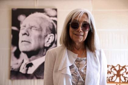 María Kodama y el célebre retrato fotográfico de Jorge Luis Borges hecho por Eduardo Comesaña en 1969