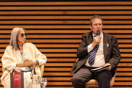 María Kodama y el ministro de Cultura de la Nación, Tristán Bauer, en la presentación de "La divisa punzó"