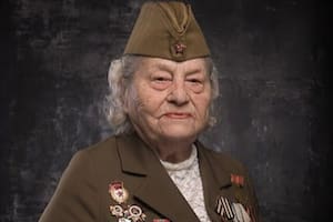 María Koltakova fue enfermera durante la Segunda Guerra Mundial, salvó la vida de 370 soldados y se convirtió en un ícono para los adultos mayores del mundo