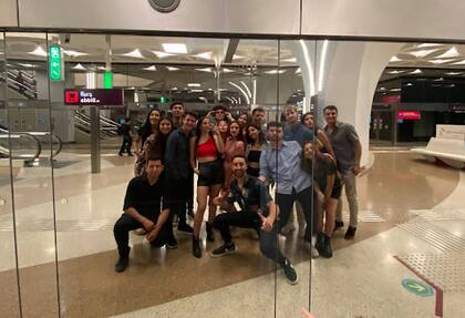 María la esperaba vivir en paralelo una gran despedida, que en el vuelo ya había comenzado a doler.