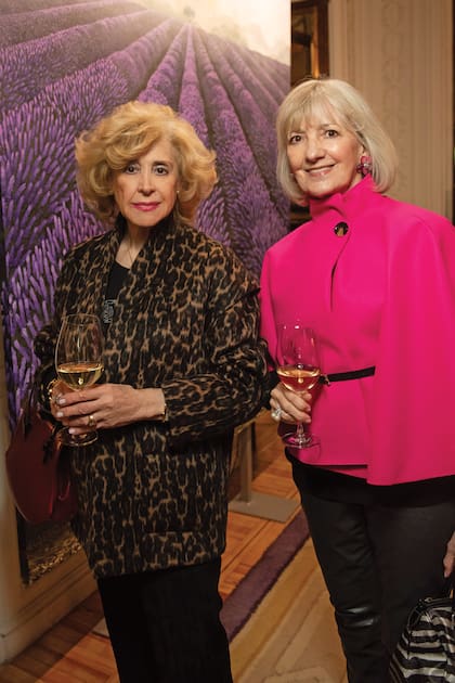 María, la marquesa de Guadalcázar (a la izq.) con una amiga.