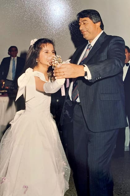 María Laura con su padre, el día de su graduación, recién operada de su brazo