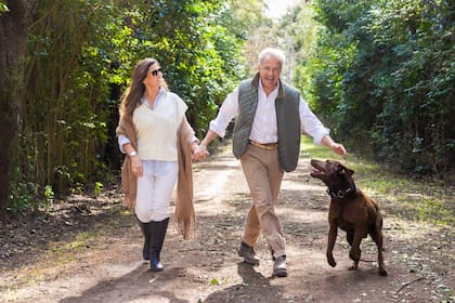 “María Laura es una mujer con los pies sobre la tierra, independiente y muy compañera. Creo que la razón por la cual todo fluyó con ella fue porque construimos antes una amistad”, dice él. En la foto, junto con nuevo amor y con Larry, un labrador que los acompaña desde hace años.